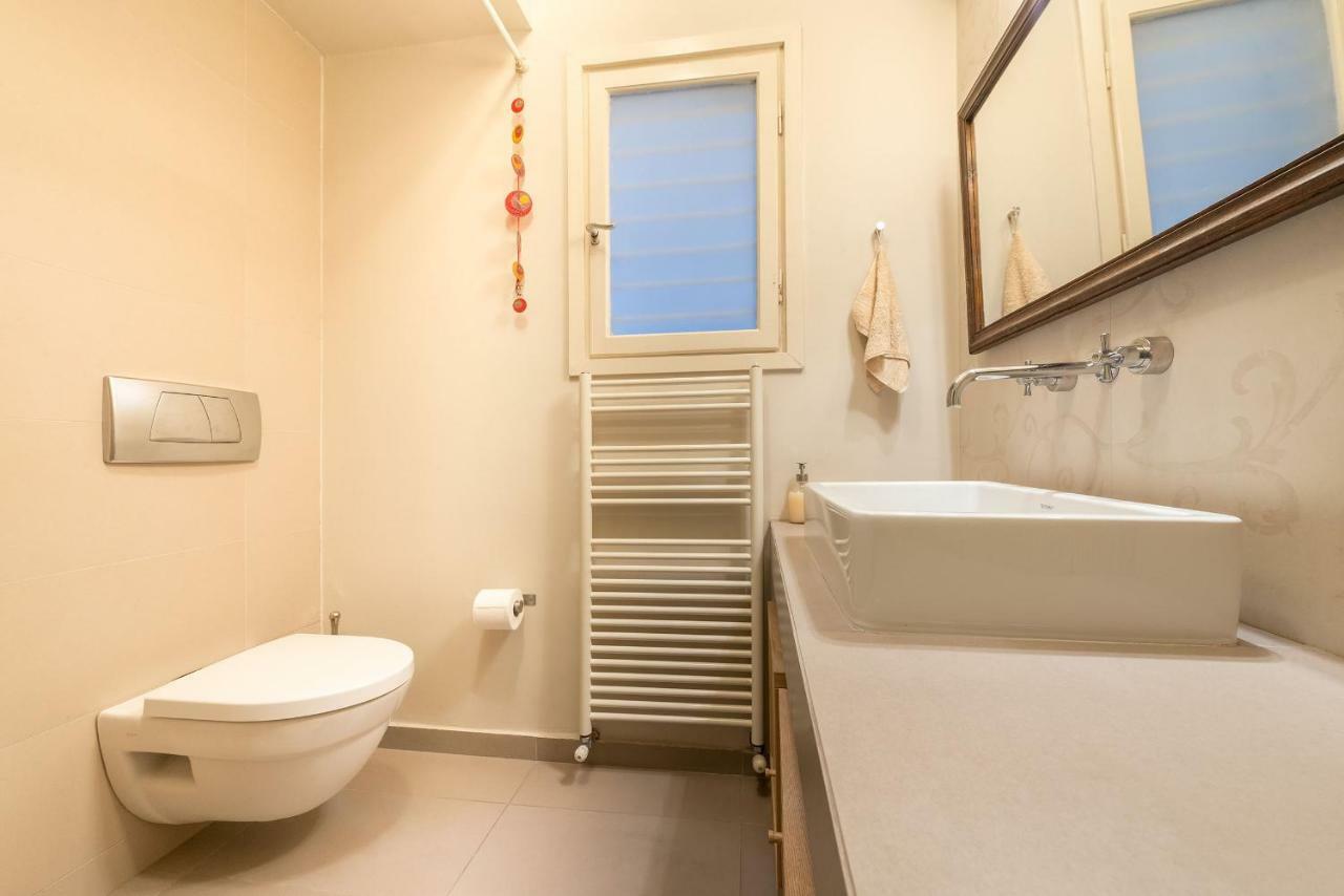 Stylish Flat With Veranda In The Heart Of เอเธนส์ ภายนอก รูปภาพ